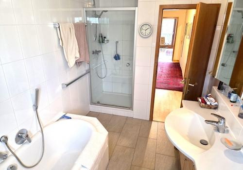 modernes Tageslicht-Badezimmer