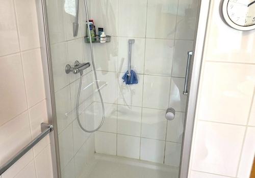 Badewanne und Dusche