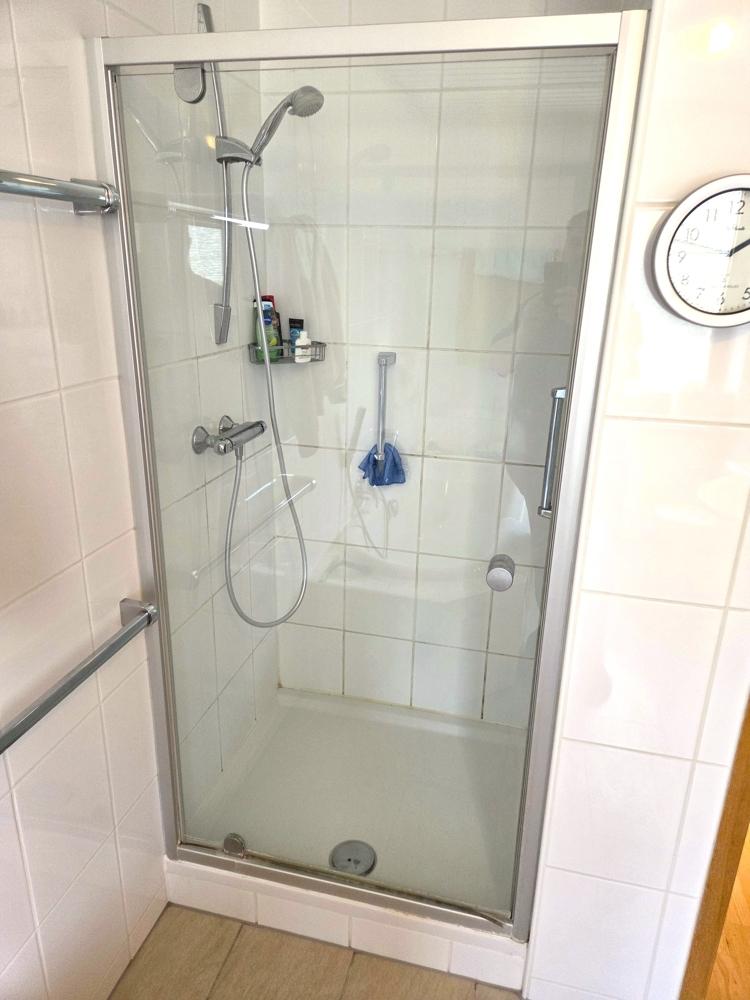 Badewanne und Dusche
