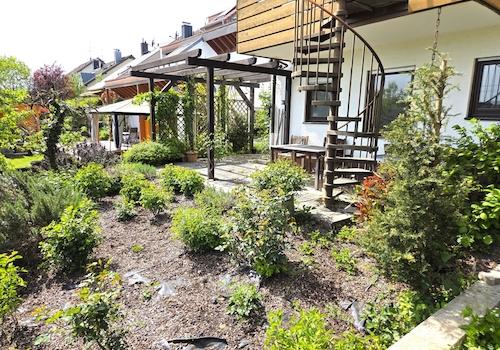 mit einem kleinen Garten
