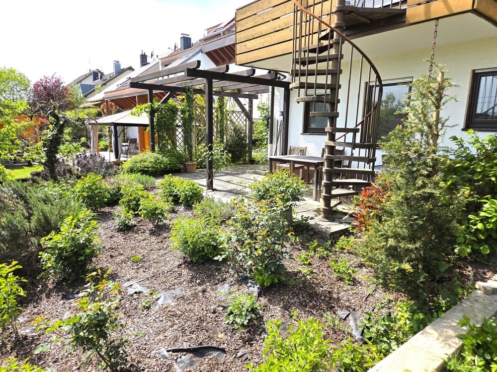 mit einem kleinen Garten
