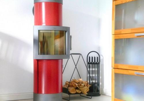 Kachel-Kaminofen im Wohnzimmer