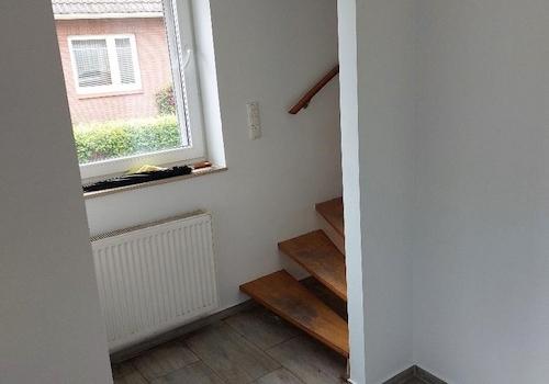 Flur EG mit Treppe zum OG