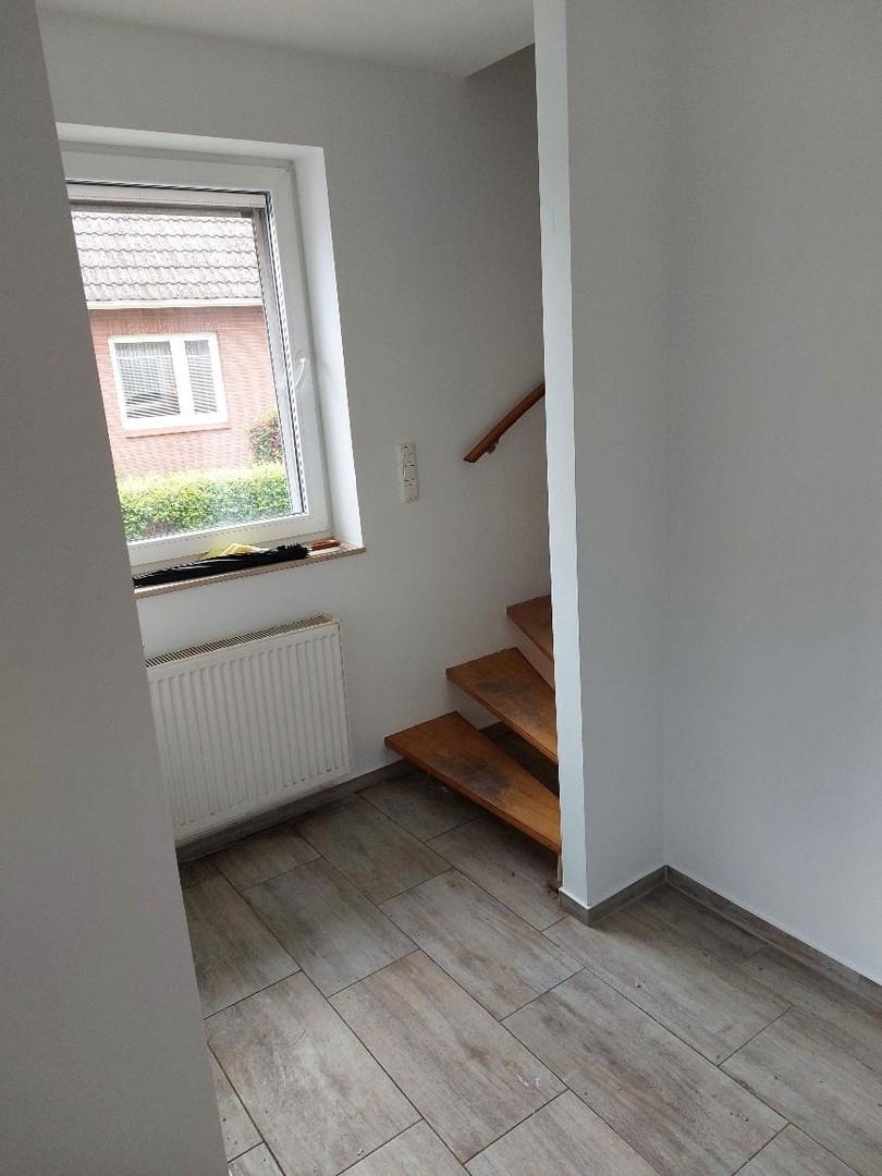 Flur EG mit Treppe zum OG