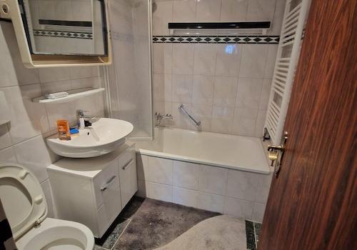 Badezimmer mit Badewanne