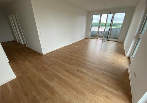 Wohnzimmer mit Balkonzugang - Raum 1