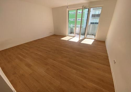 Wohnzimmer mit Balkonzugang