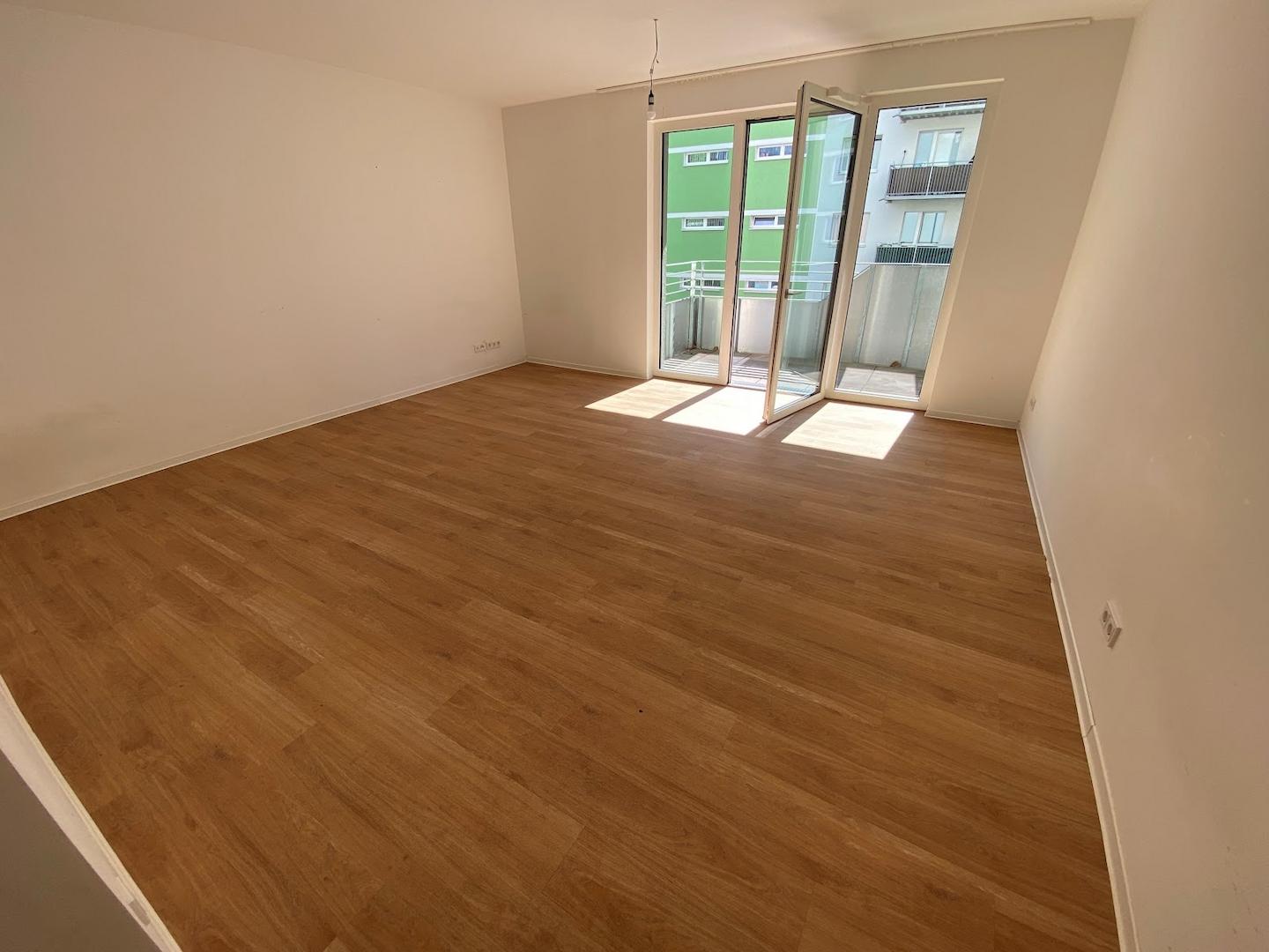 Wohnzimmer mit Balkonzugang