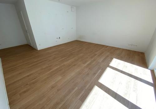 Wohnzimmer mit offenem Küchenbereich