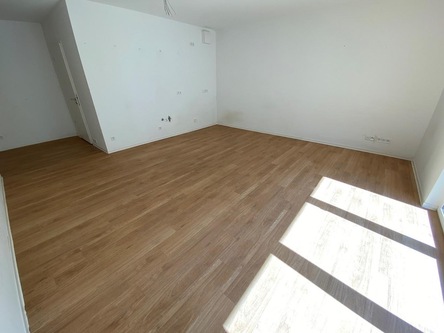 Wohnzimmer mit offenem Küchenbereich