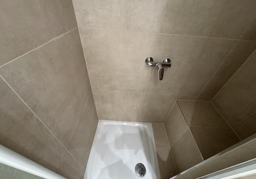 Dusche mit Ablage