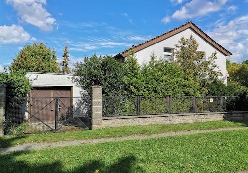 Straßenansicht mit Garage 