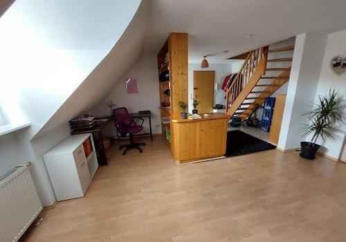 Wohnzimmer mit Arbeitsplatz