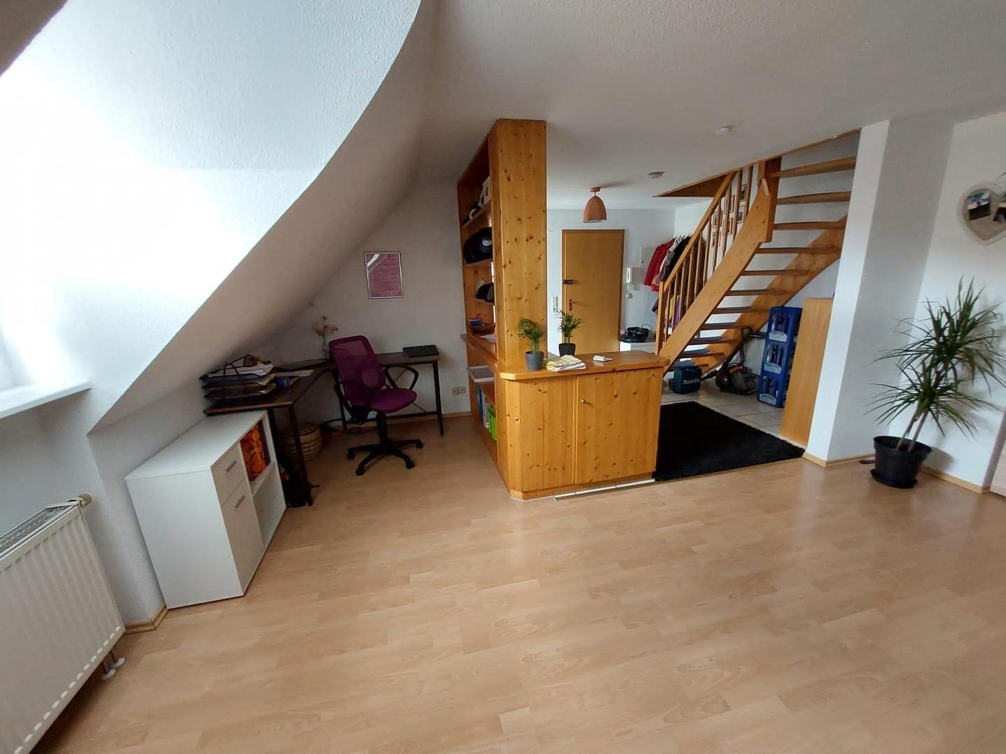 Wohnzimmer mit Arbeitsplatz