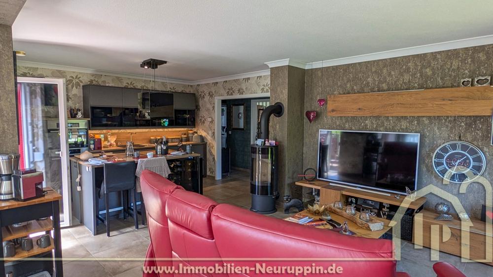 Wohnzimmer mit offener Küche