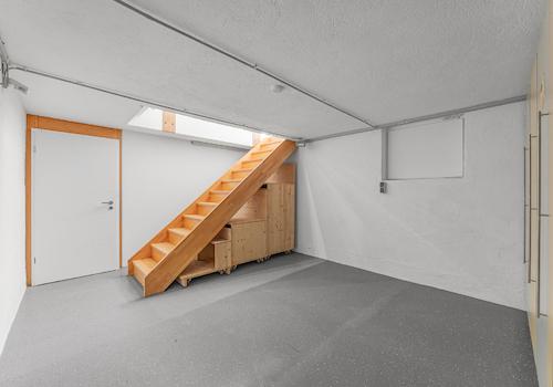 Kellerraum mit Treppe zum EG