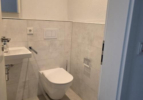 Gäste-WC, bel. Spiegel, Ablage
