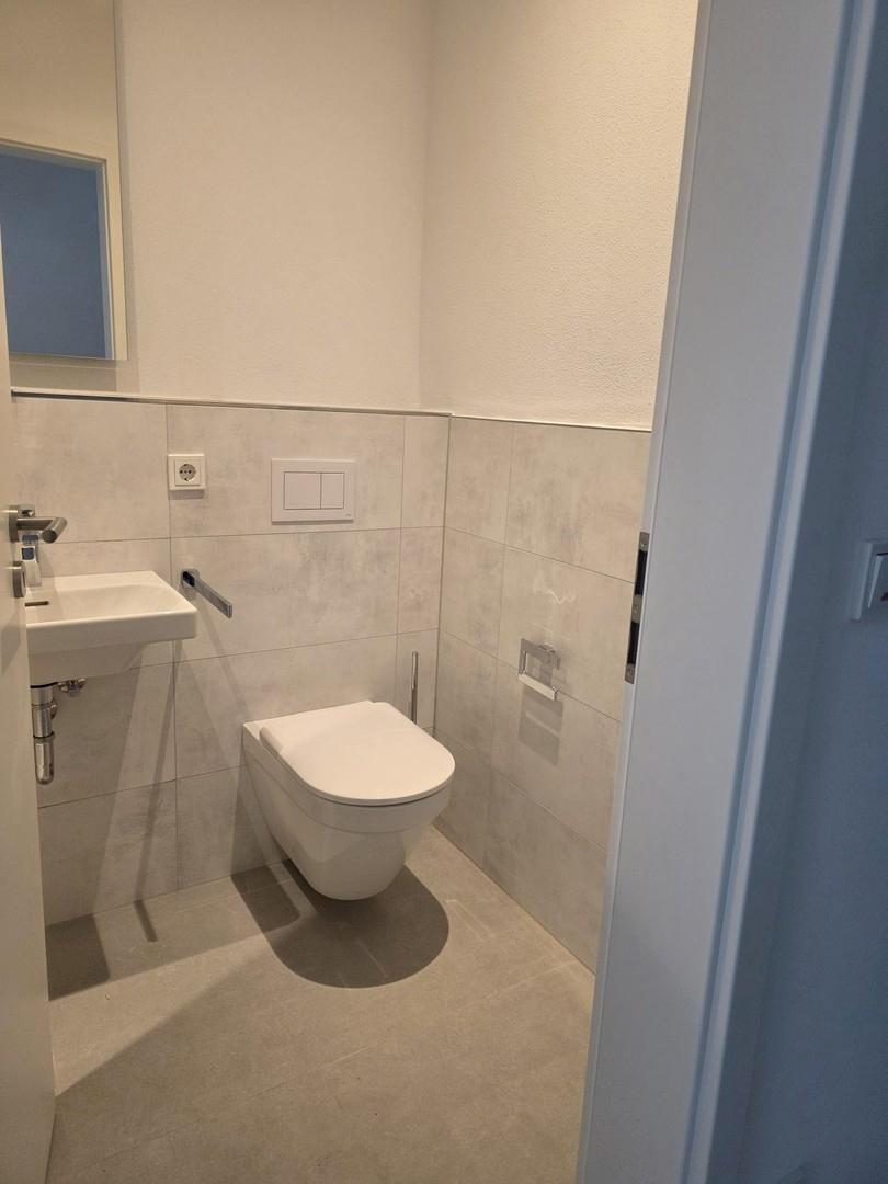 Gäste-WC, bel. Spiegel, Ablage