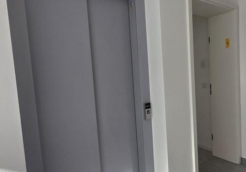 Aufzug neben Wohnung