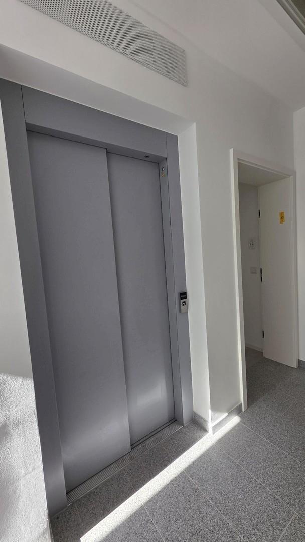 Aufzug neben Wohnung