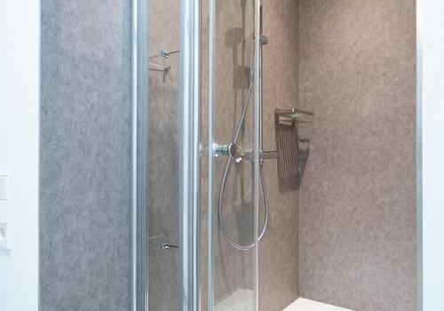 große moderne Dusche