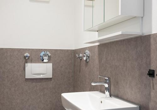 Separates Gäste-WC mit Spiegel