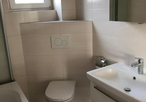 Bad mit Badewanne und WC 