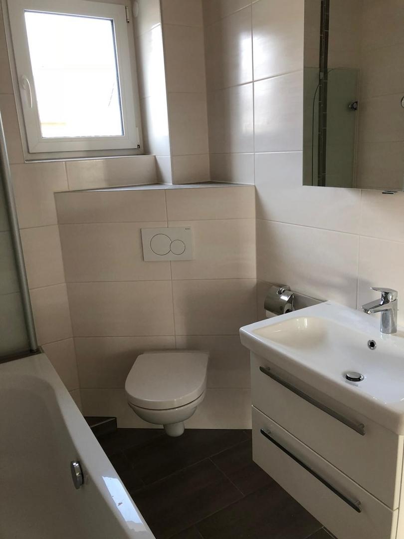Bad mit Badewanne und WC 