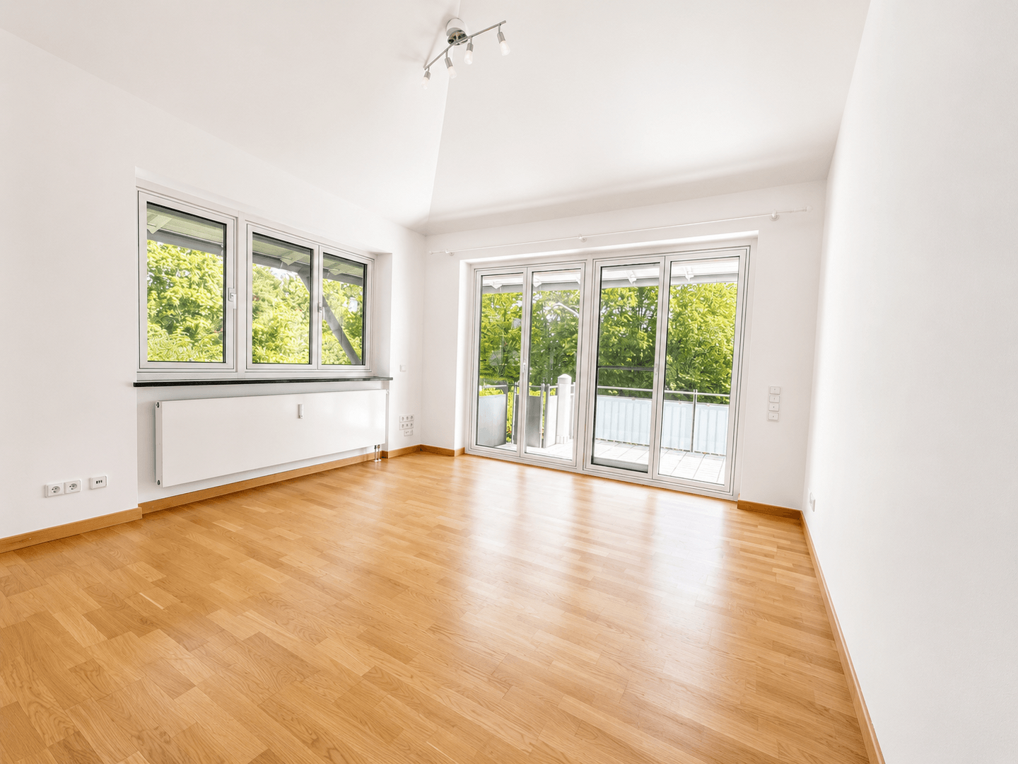Kinderzimmer mit Zugang zum Balkon