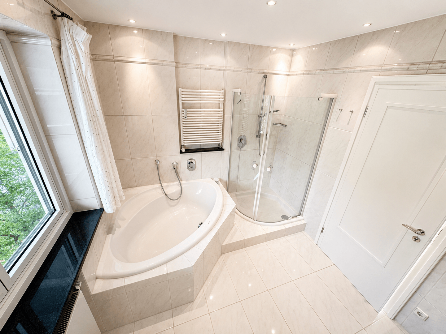 Badewanne und Dusche