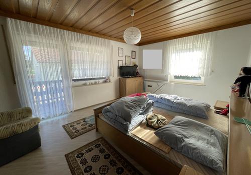Schlafzimmer mit Austritt auf den Balkon
