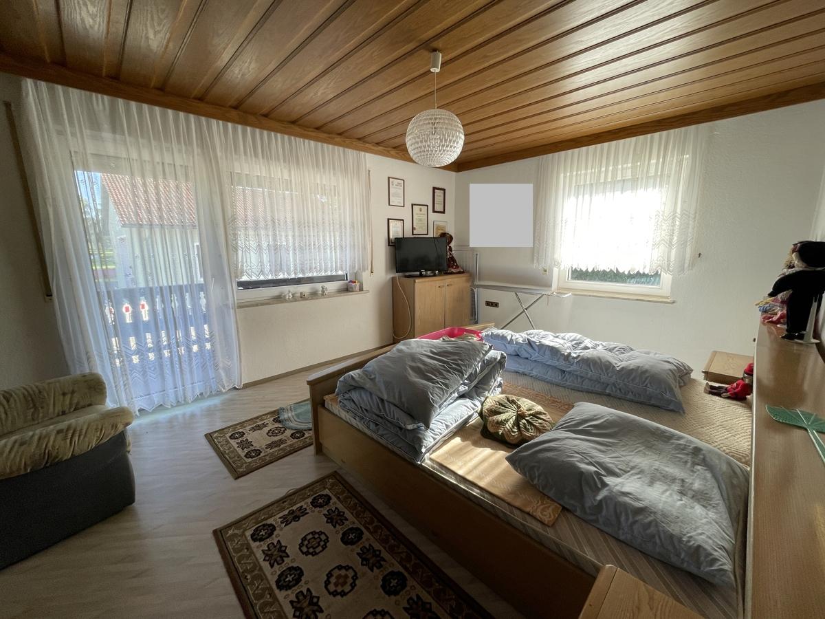 Schlafzimmer mit Austritt auf den Balkon