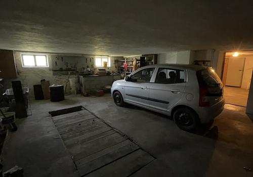 Garagen im Keller mit Grube