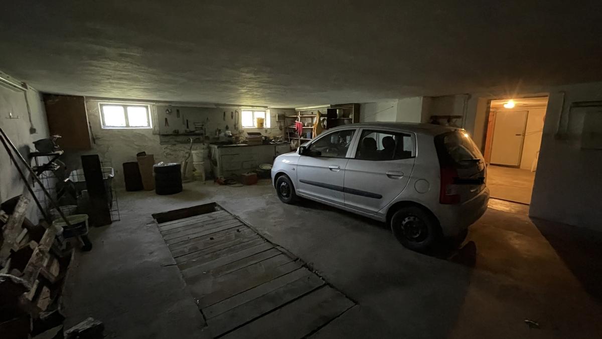 Garagen im Keller mit Grube