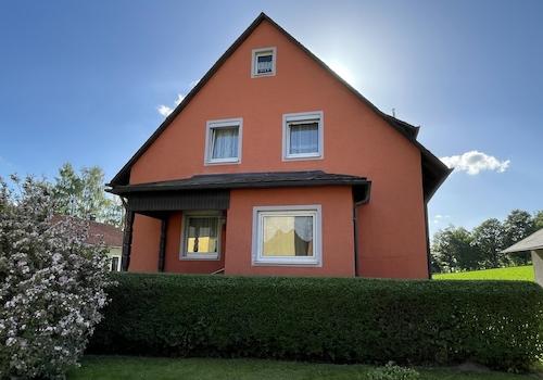 Seitenansicht vom Haus mit Vorhaus und Eingangsbereich