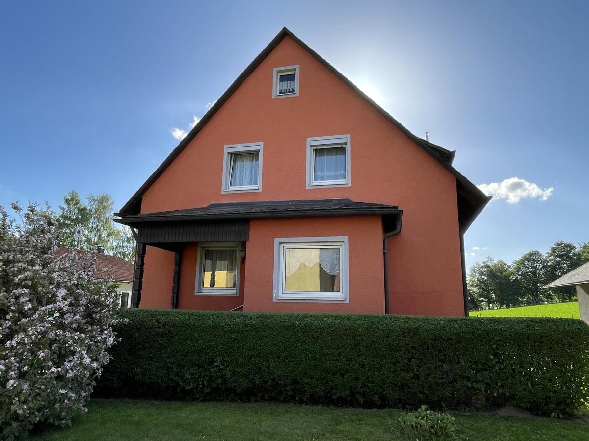 Seitenansicht vom Haus mit Vorhaus und Eingangsbereich