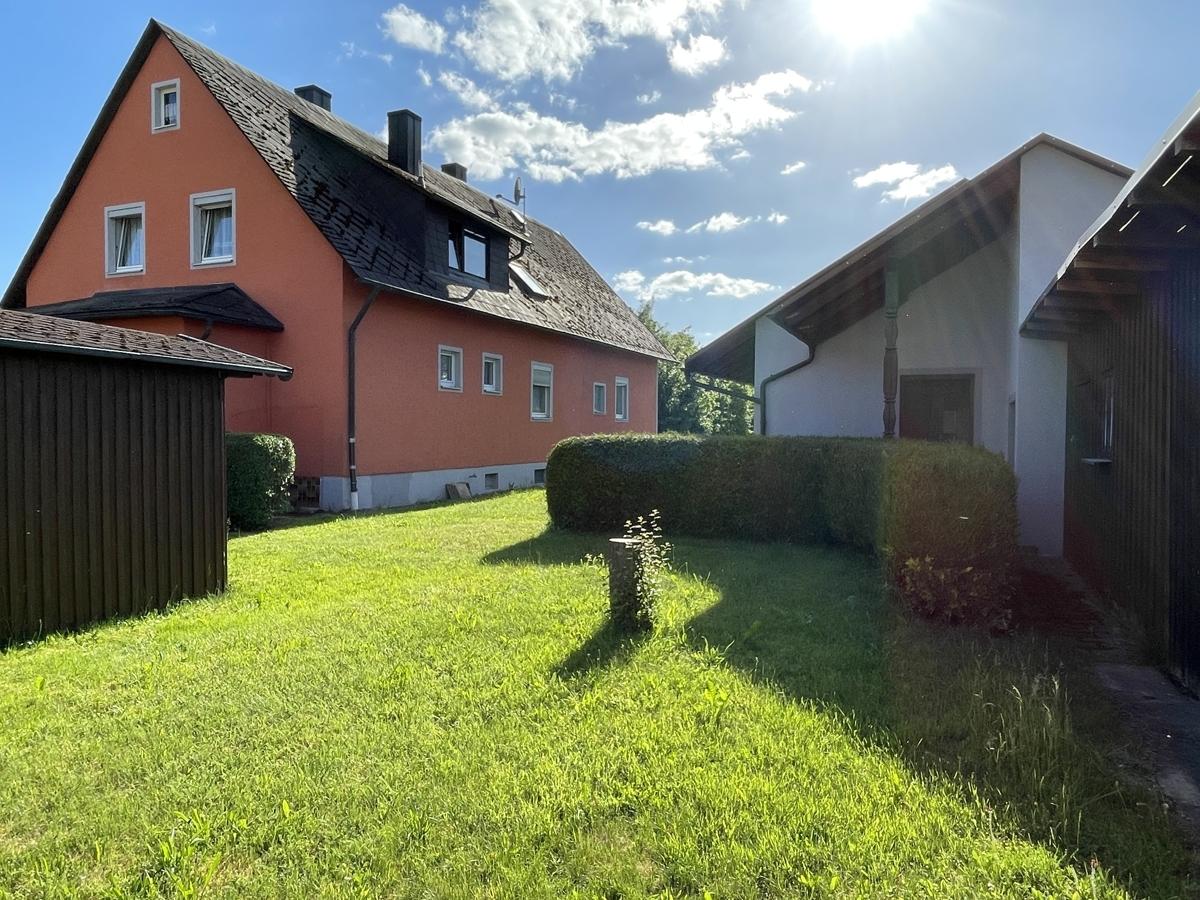 Blick zum Haus und Garten mit Nebengebäude