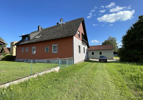 Ansicht von hinten vor dem Gartenzaun des Verkaufsobjekts