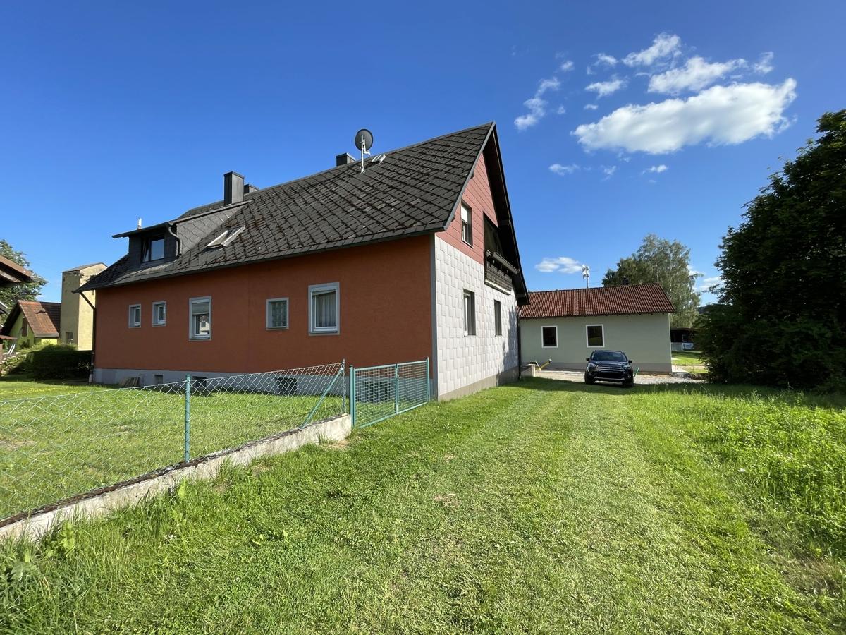 Ansicht von hinten vor dem Gartenzaun des Verkaufsobjekts