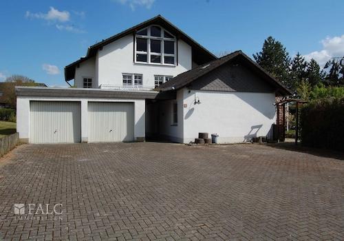 Hof mit Ansicht auf das Haus