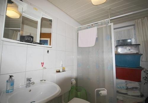 Duschbad mit Fenster u. WC Souterrain-Wohnung
