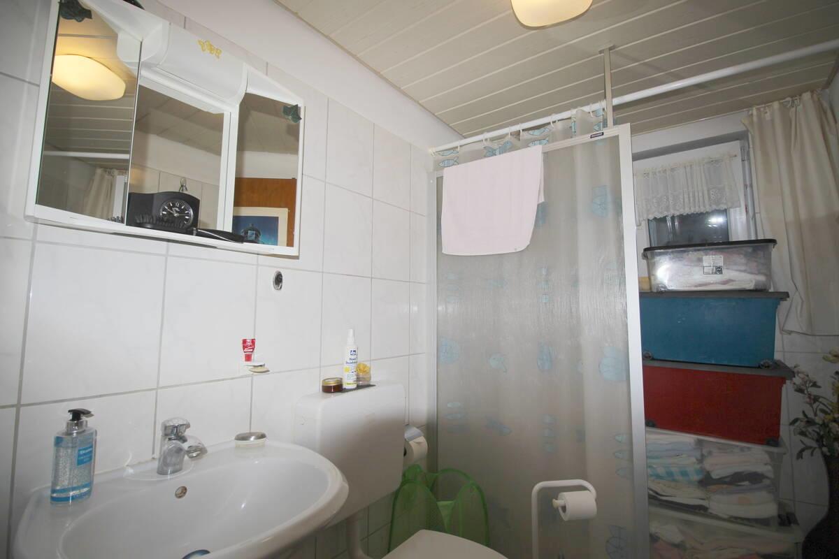 Duschbad mit Fenster u. WC Souterrain-Wohnung