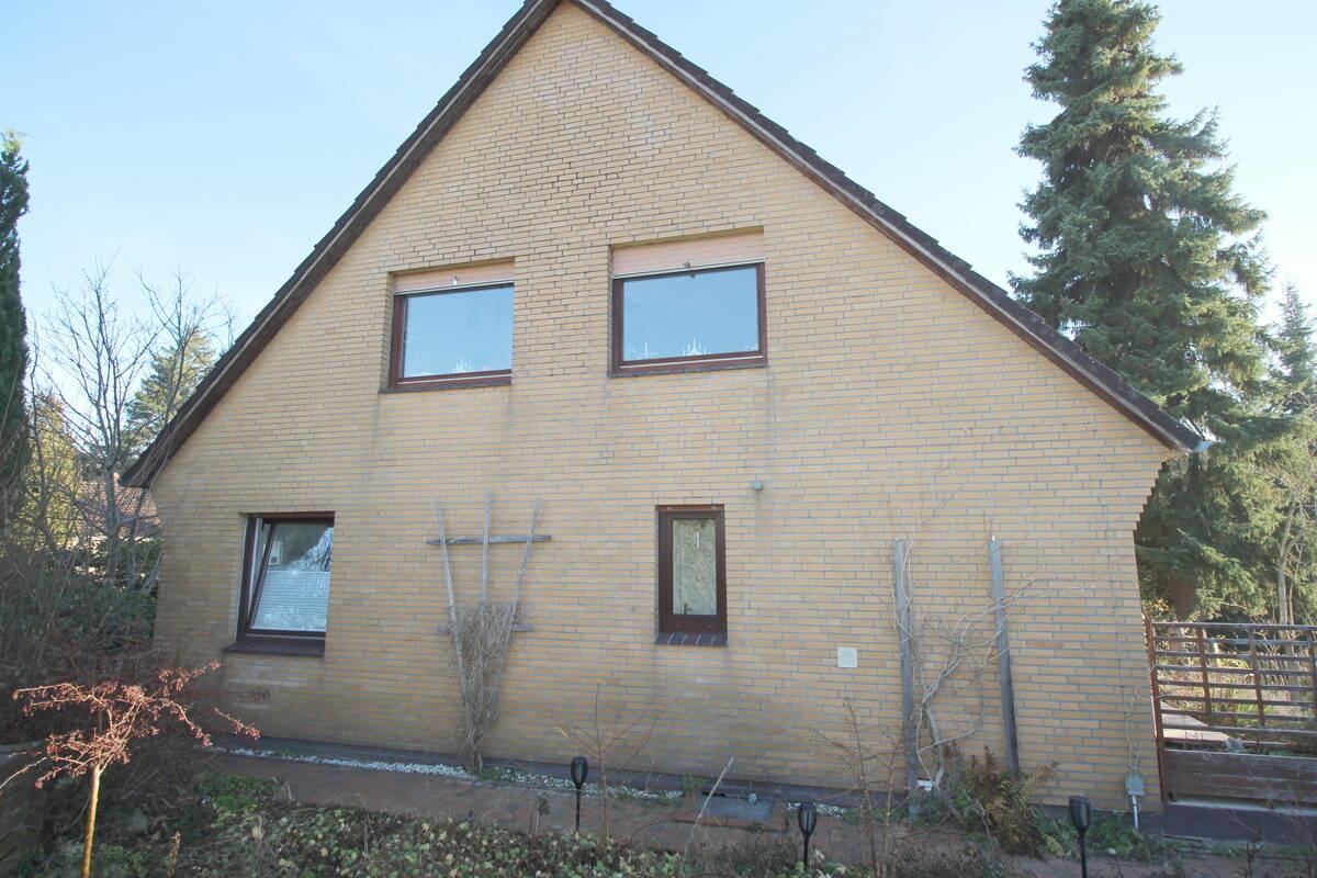 Solider Klinkergiebelmit Außenjalousien DG-Wohnung