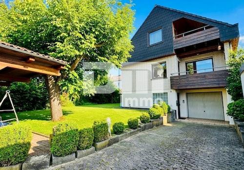 Zufahrt / Gartenbereich vor dem Haus + Überdachung