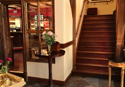 Treppenaufgang/Bar