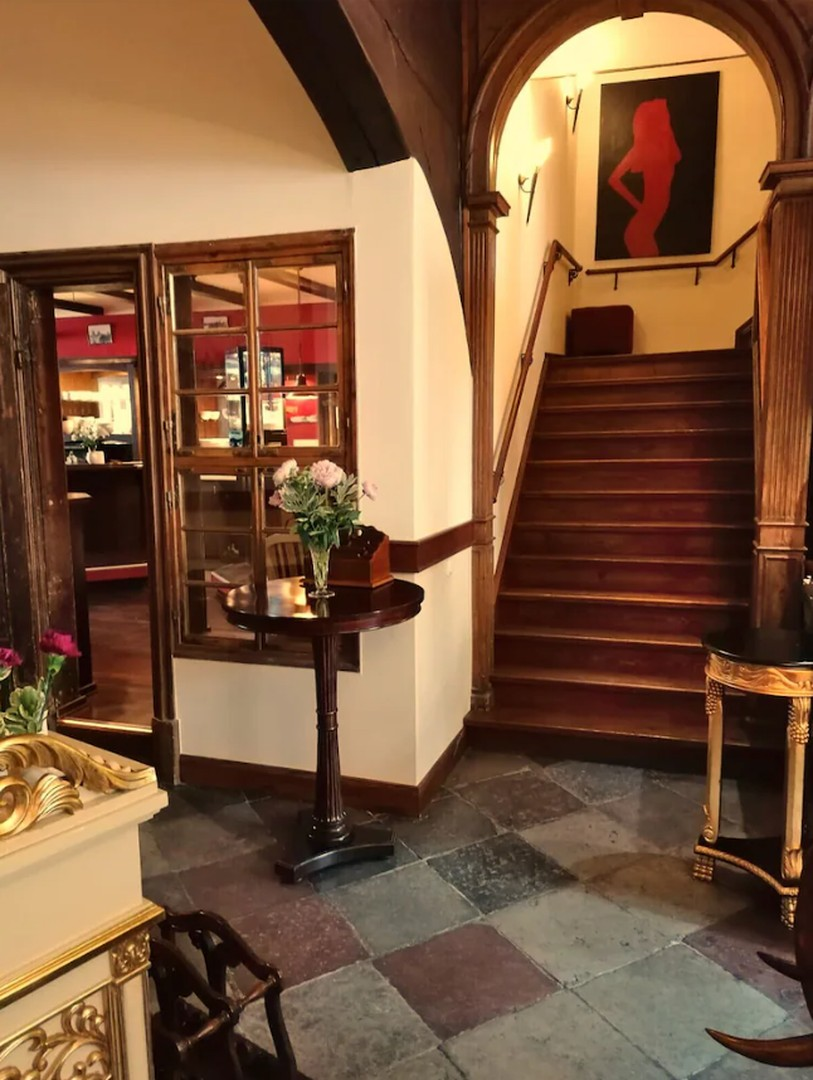 Treppenaufgang/Bar