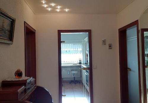 Foyer mit Lackleuchtdecke