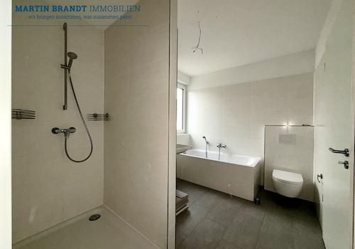 Badezimmer mit Dusche und Badewanne OG