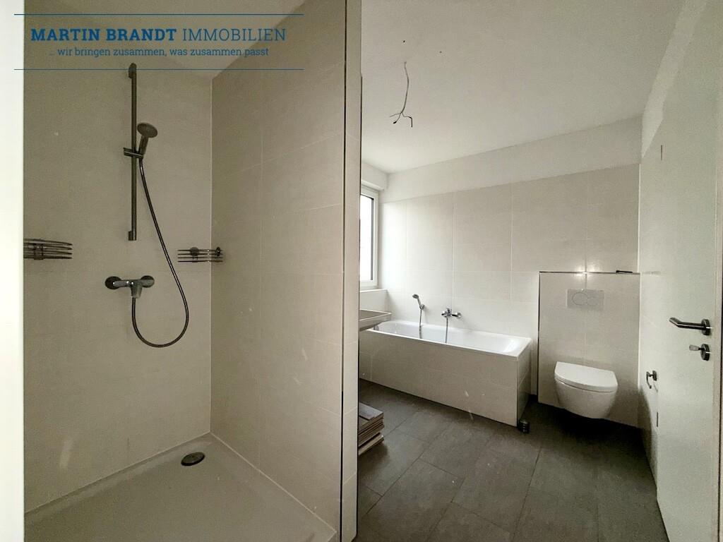 Badezimmer mit Dusche und Badewanne OG