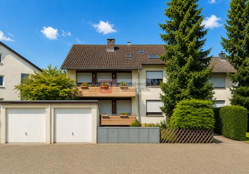 Hausansicht mit Garagenansicht